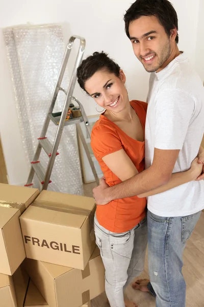 Casal com caixas marcadas frágeis — Fotografia de Stock