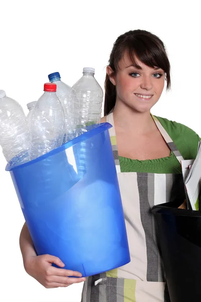 Nastolatek, biorąc pod uwagę recykling — Zdjęcie stockowe