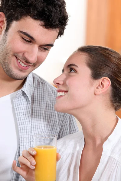 オレンジ ジュースを飲むカップル — ストック写真