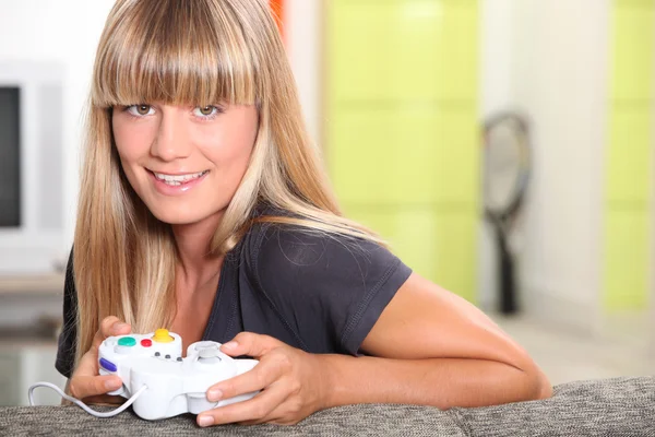 Sarışın genç video oyunları oynarken — Stok fotoğraf