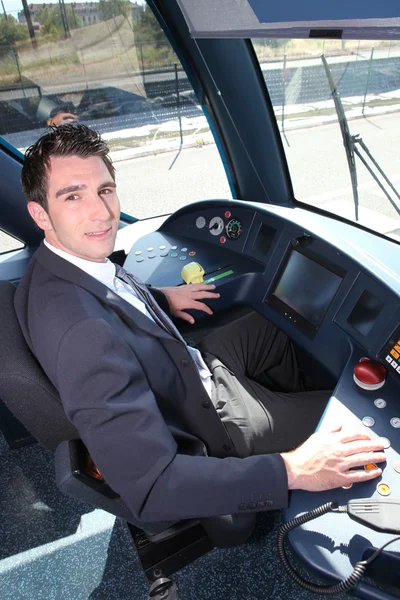 Молодой человек за рулем трамвая — стоковое фото