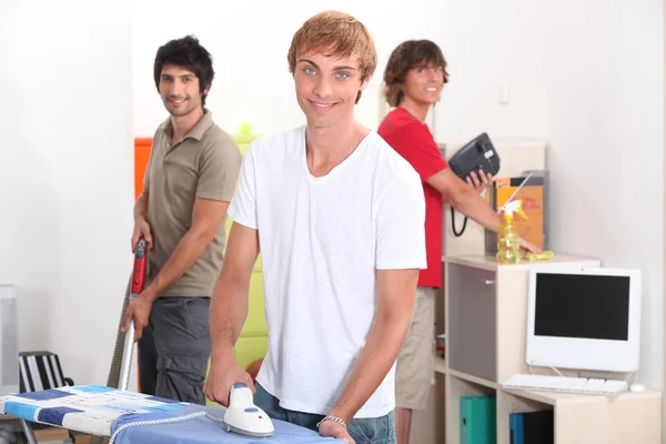 Students cleaning — Stock Photo, Image