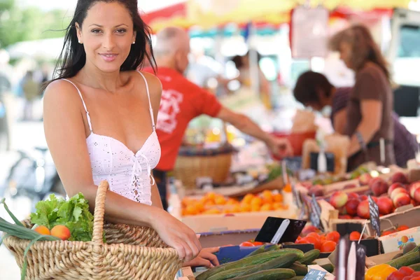 Vrouw winkelen bij een openlucht markt — Stockfoto