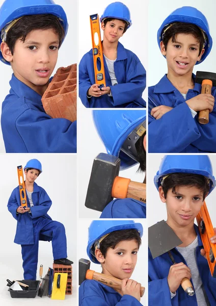 Um menino vestido de trabalhador com ferramentas — Fotografia de Stock