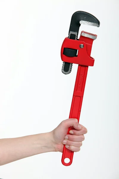 Close-up de mão feminina segurando chave ajustável — Fotografia de Stock