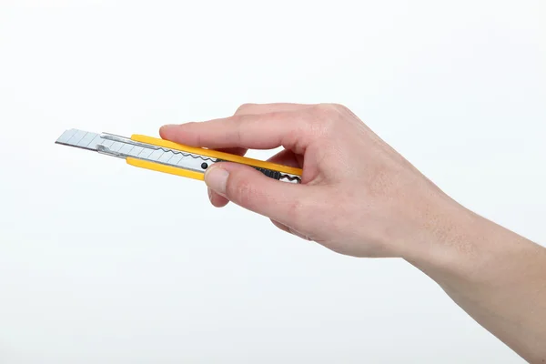 Mão segurando um cortador — Fotografia de Stock