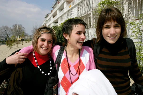 Drei Mädchen im Teenageralter gehen zusammen — Stockfoto