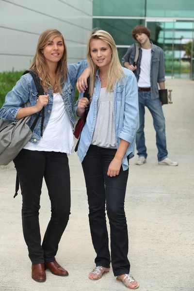 Teenagers standing outside — Stock Photo, Image