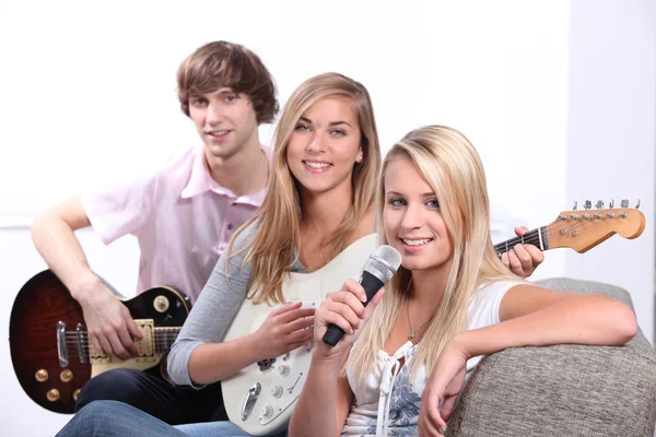 Drie tiener spelen muziekinstrumenten — Stockfoto