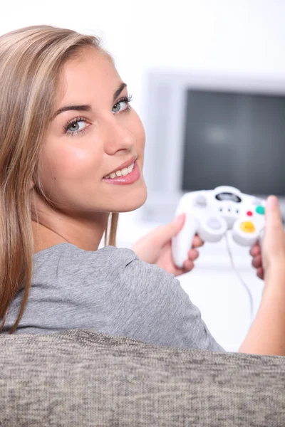 Roztomilá blondýna, hraní videoher. — Stock fotografie