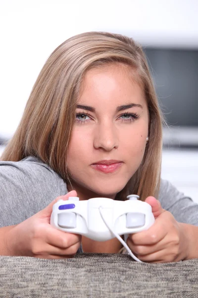 Молодая женщина с контроллером видеоигр — стоковое фото