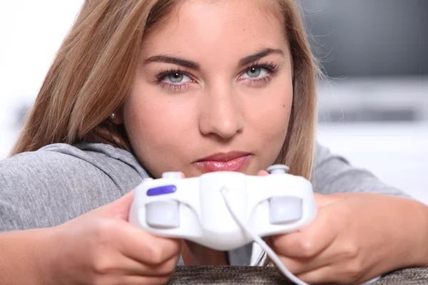 Vrouwelijke tiener thuis spelen van videospellen — Stockfoto