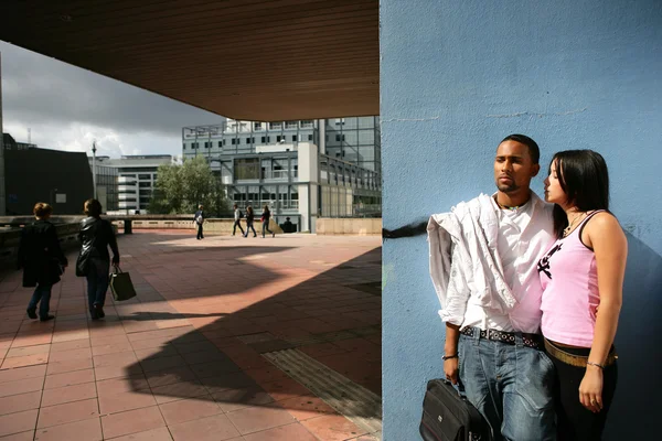 Junges Paar stand vor großem städtischen Gebäude — Stockfoto