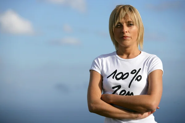 Mulher vestindo uma camiseta dizendo 100% Zen — Fotografia de Stock