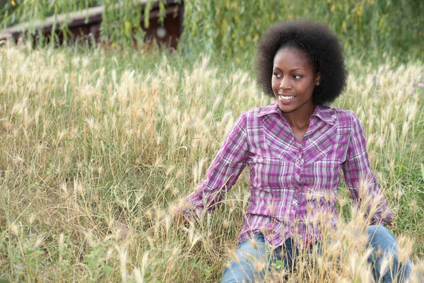 Chica de color en la hierba alta — Foto de Stock