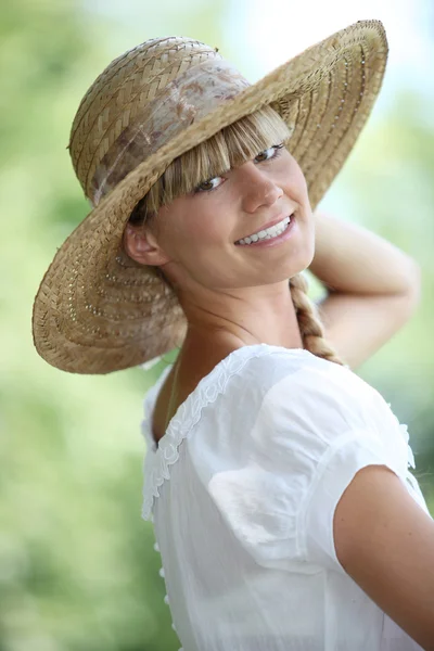 Femme souriante avec chapeau de paille — Photo