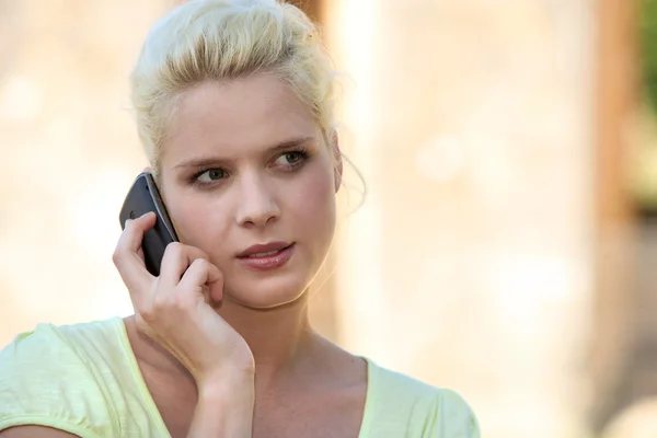 Young summery woman using a cellphone — Stock Photo, Image