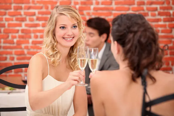 两个妇女在餐厅喝香槟 — 图库照片