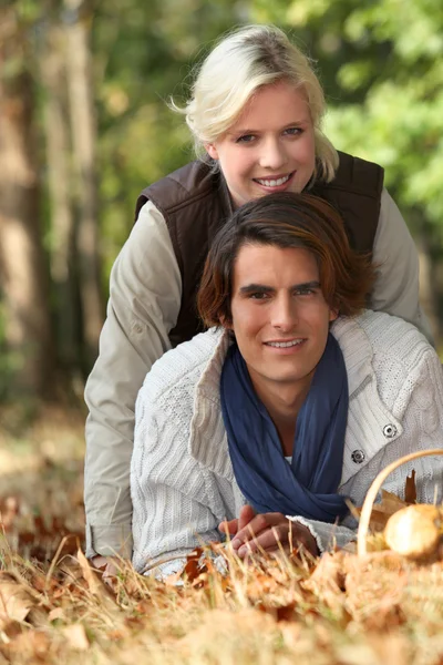 Couple in autumnal setting — Stock Photo, Image