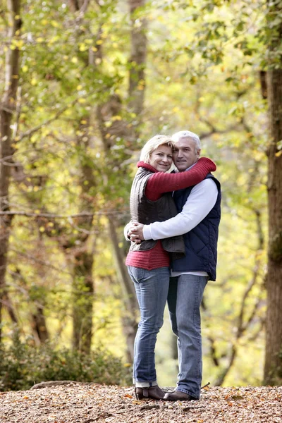 Casal abraçando na floresta — Fotografia de Stock