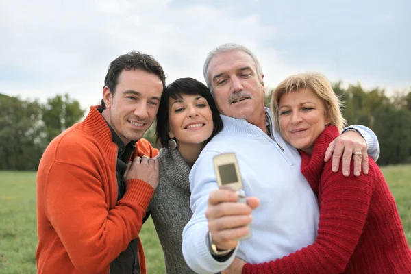 A family posing for a photo — Stock Photo, Image