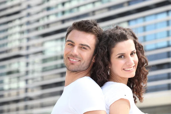 Couple outside office building — Stock Photo, Image