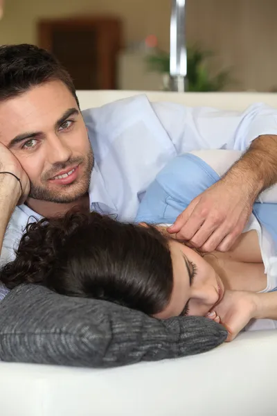 Homem acariciando sua esposa adormecida — Fotografia de Stock