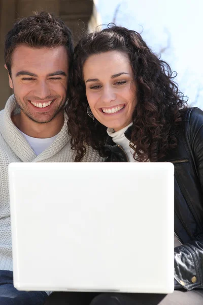 Casal ao ar livre com laptop — Fotografia de Stock