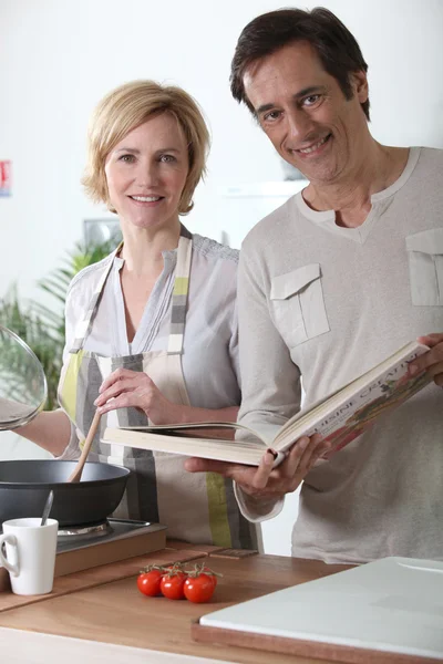 Couple cooking together in kitchen — Stock Photo, Image