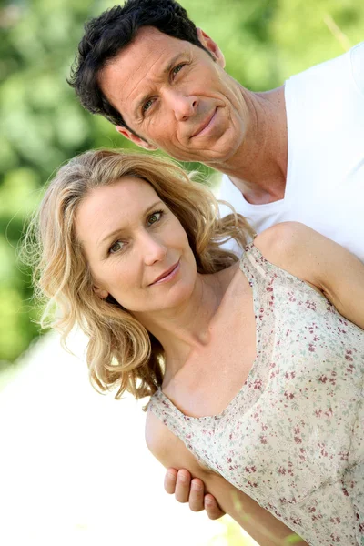 Husband with arm around wife. — Stock Photo, Image