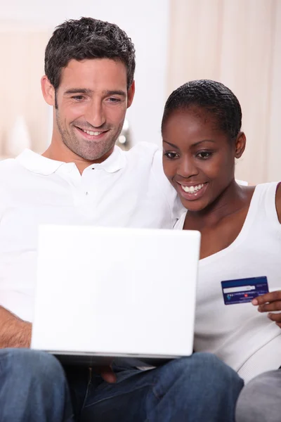 Ζευγάρι με ένα φορητό υπολογιστή και μια πιστωτική κάρτα — Φωτογραφία Αρχείου