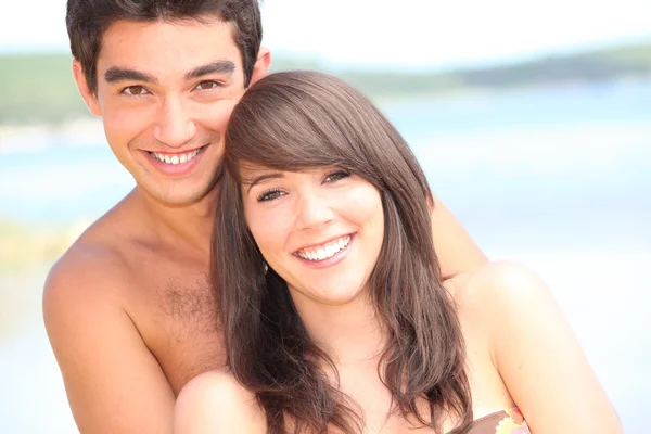 Giovane coppia in spiaggia — Foto Stock