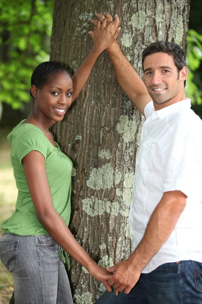 Couple touching tree — Stock Photo, Image