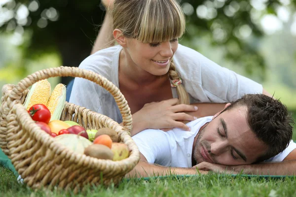 Couple with a basket of produce — Stock Photo, Image