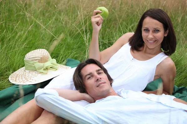 Couple d'amoureux couchés dans l'herbe — Photo