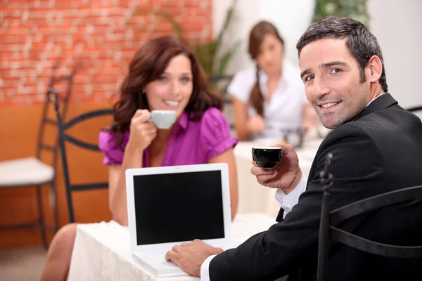Άνθρωπος χρησιμοποιώντας ένα φορητό υπολογιστή σε ένα καφέ με μια κενή οθόνη για την εικόνα σας — Φωτογραφία Αρχείου