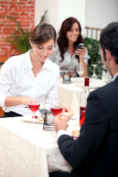 Paar isst in einem Restaurant — Stockfoto