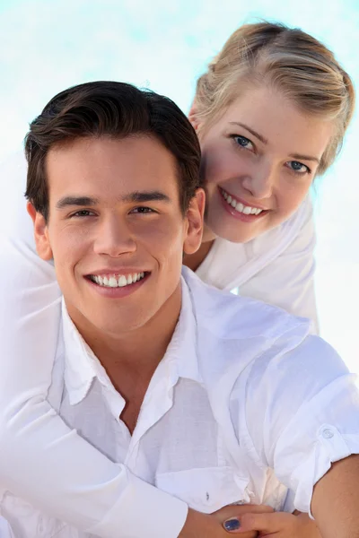 Usmívající se mladý pár v bílém — Stock fotografie