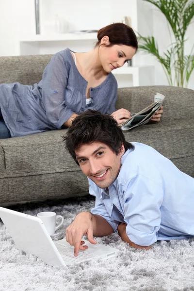 Paar ontspannen thuis op een zondag — Stockfoto