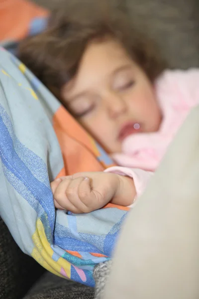 Девочка крепко спит — стоковое фото