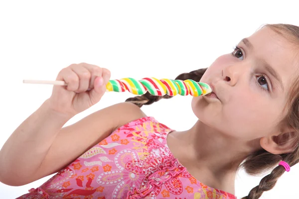 Menina comendo um pirulito — Fotografia de Stock