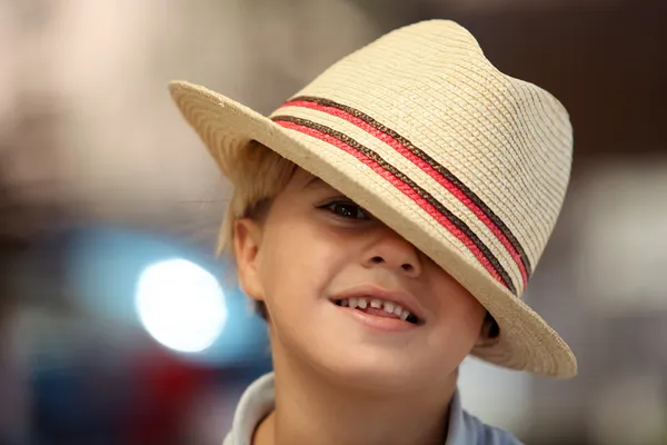 Dítě nosit klobouk fedora — Stock fotografie