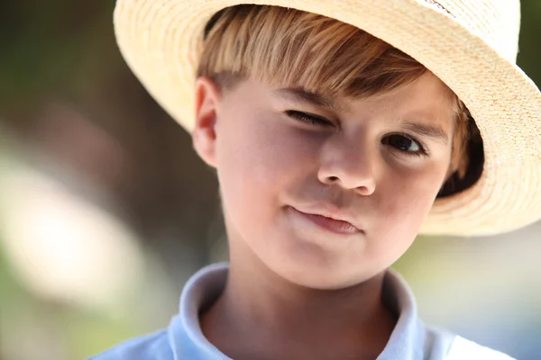Closeup ενός νεαρού αγοριού σε ένα ψάθινο καπέλο — Φωτογραφία Αρχείου