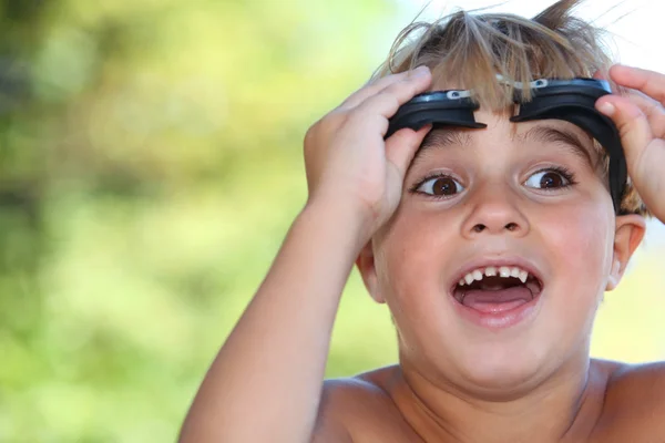 Pojke med simglasögon — Stockfoto