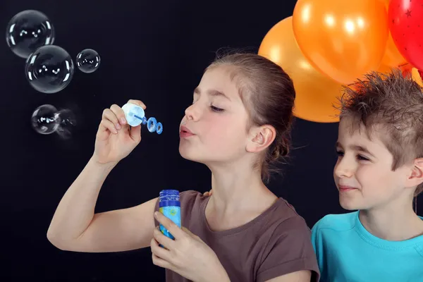 Çocuk blowing Bubbles — Stok fotoğraf