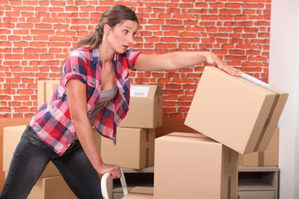 Mulher caindo caixas de embalagem — Fotografia de Stock