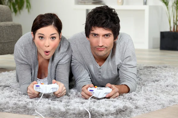 Casal jogar videogame. — Fotografia de Stock