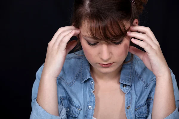 Donna che soffre di mal di testa pulsante — Foto Stock
