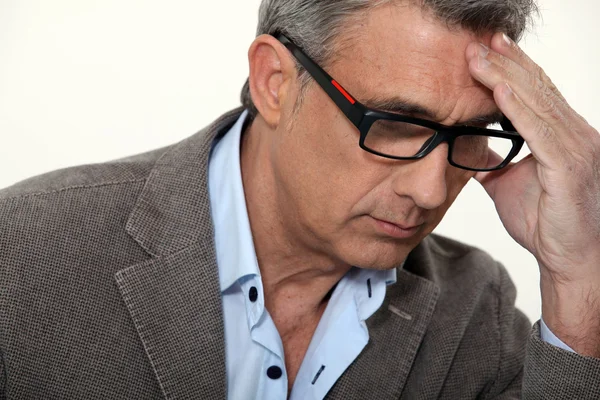 Empresário stressado a usar óculos — Fotografia de Stock
