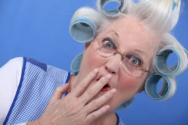 Nonnina scioccata con rulli per capelli — Foto Stock